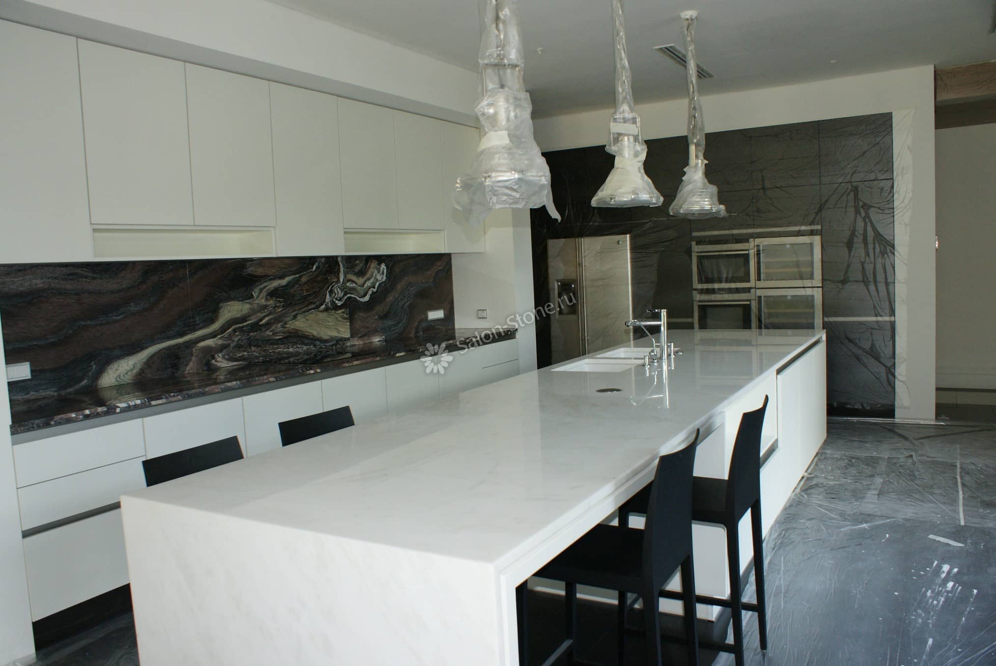 Белая кухня с черной мраморной столешницей